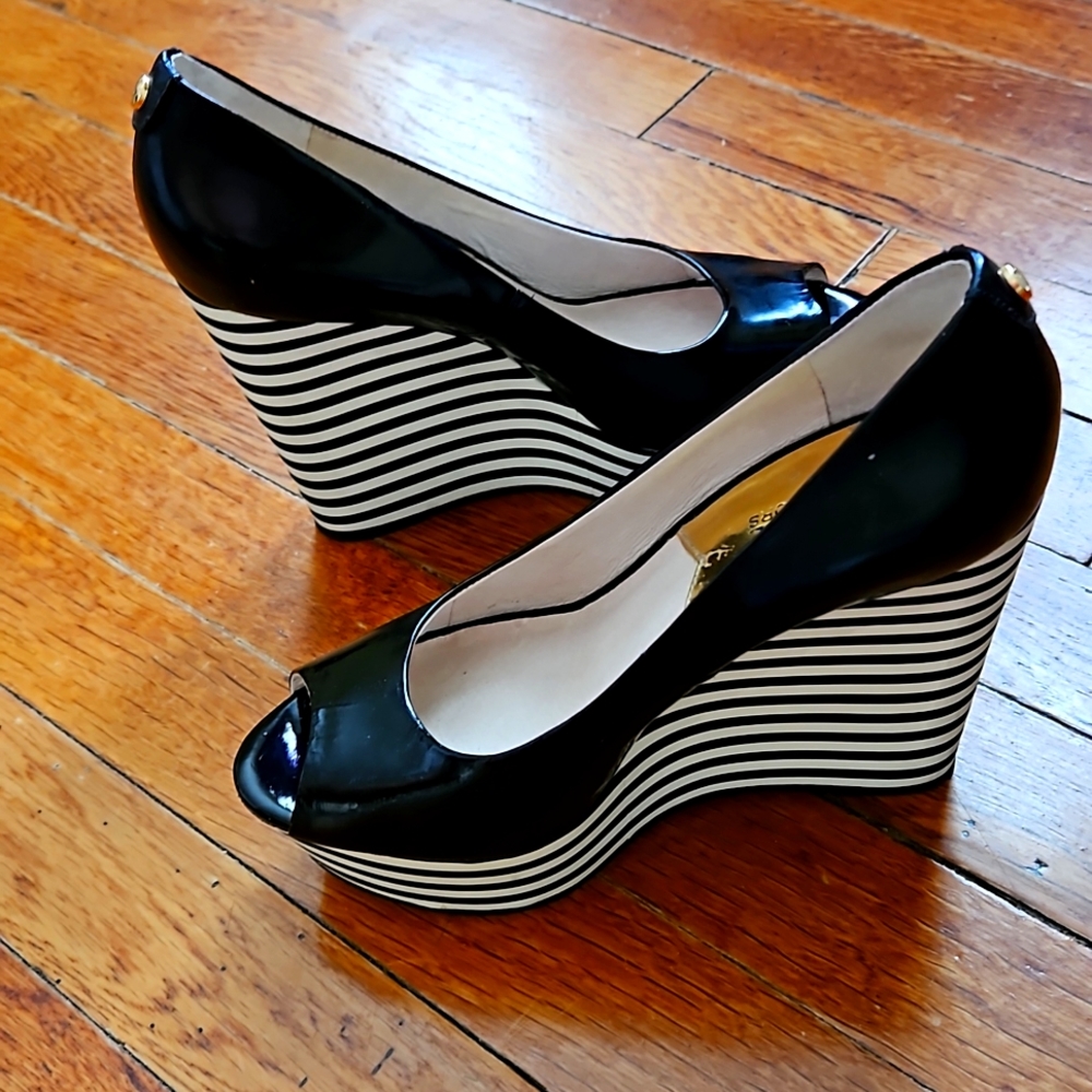 MICHAEL KORS SIZE 7.5 Striped Wedge shoe